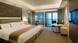 Minibar, coffres-forts dans les chambres, bureau