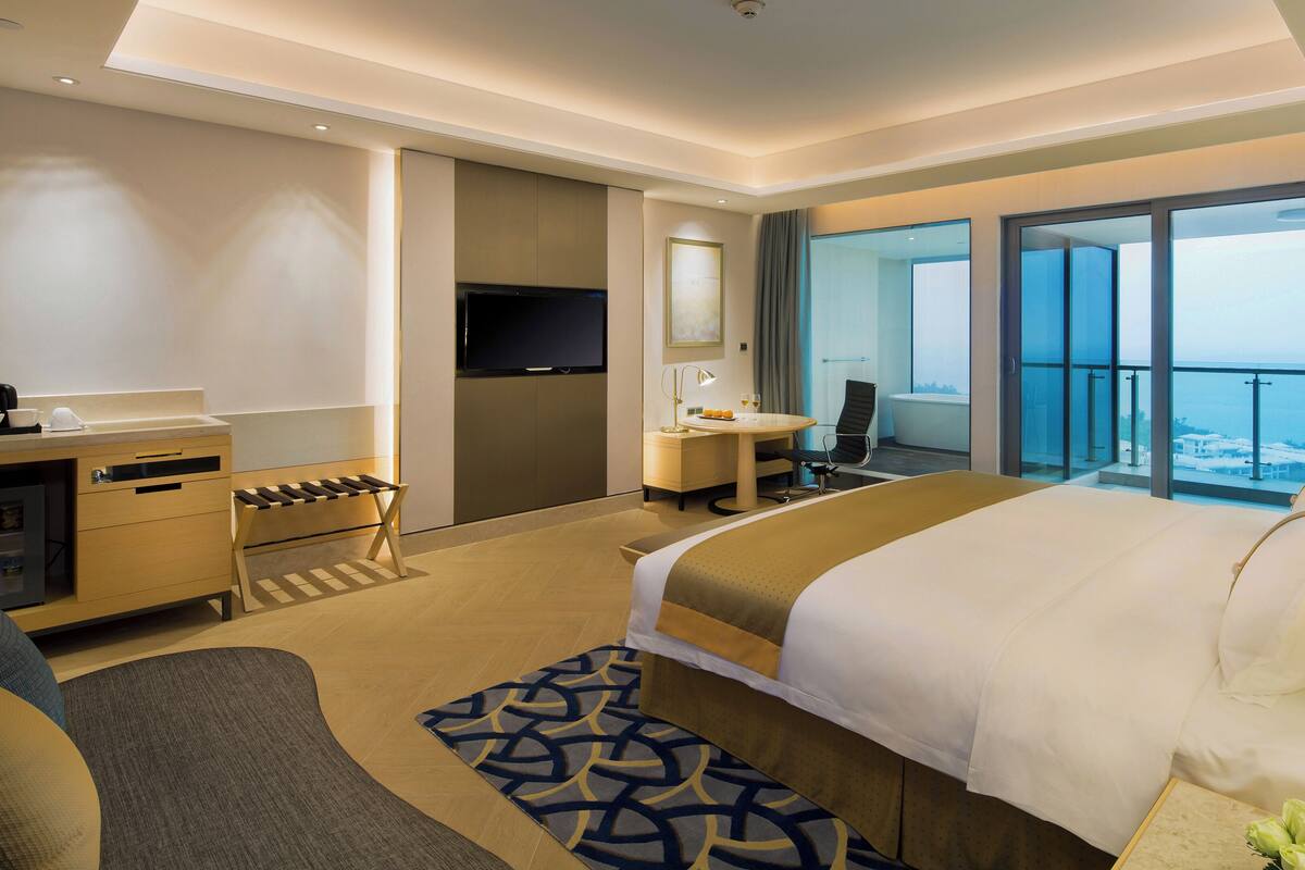Premium Room, Smoking (High Floor) | Minibar, in-room safe, desk, iron/ironing board