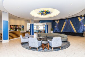 Lobby sitting area - Holiday Inn Express & Suites Louisville Downtown by IHG (Louisville)