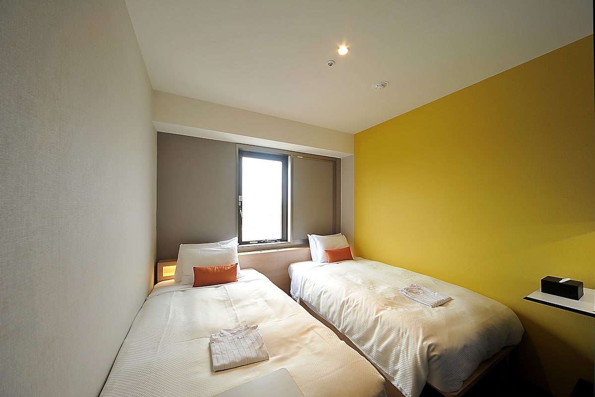 Soundproofing, free WiFi, bed sheets