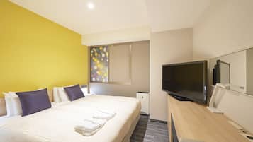 Una habitación de hotel con una cama, un escritorio, un televisor y un espejo.