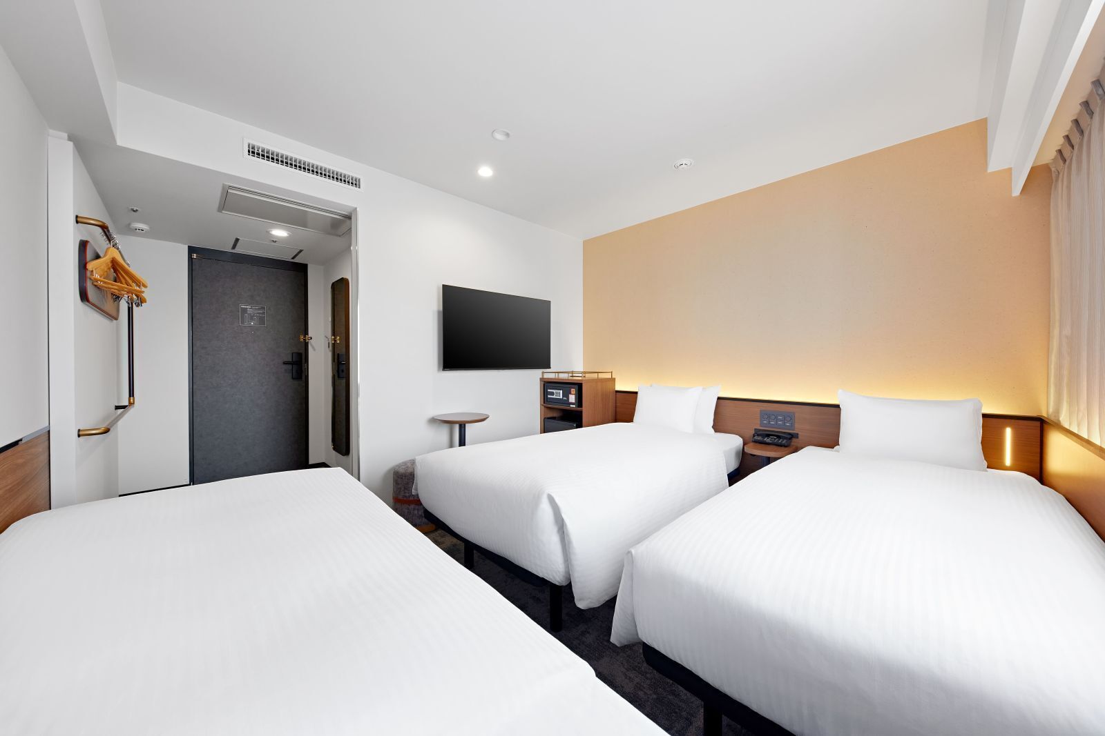 Soundproofing, free WiFi, bed sheets