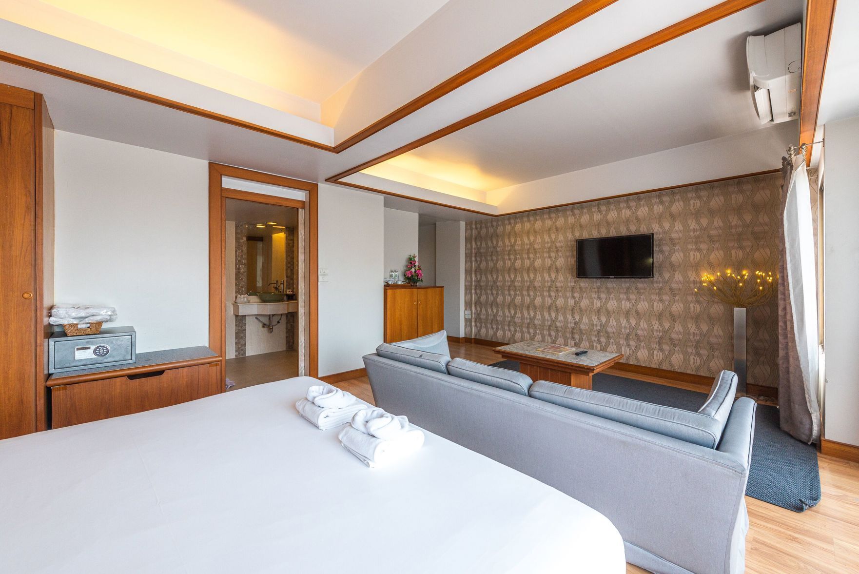 Escritorio, cortinas blackout, wifi gratis y ropa de cama 