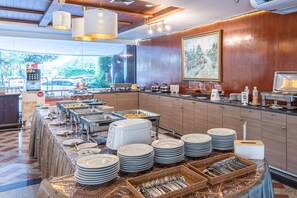 Daily buffet breakfast for a fee - Nonthaburi Palace Hotel (Nonthaburi)