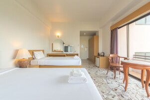 办公桌、遮光窗帘、免费 WiFi、床单