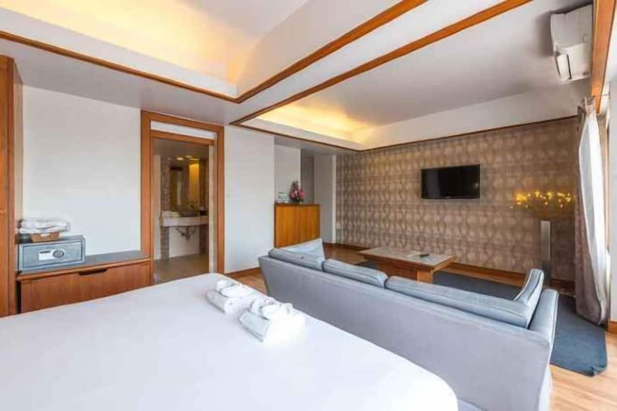 Desk, blackout curtains, free WiFi, bed sheets