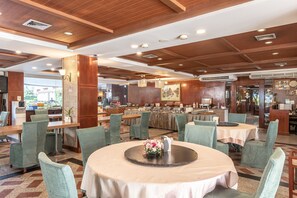 Breakfast, lunch, dinner served; Thai cuisine 