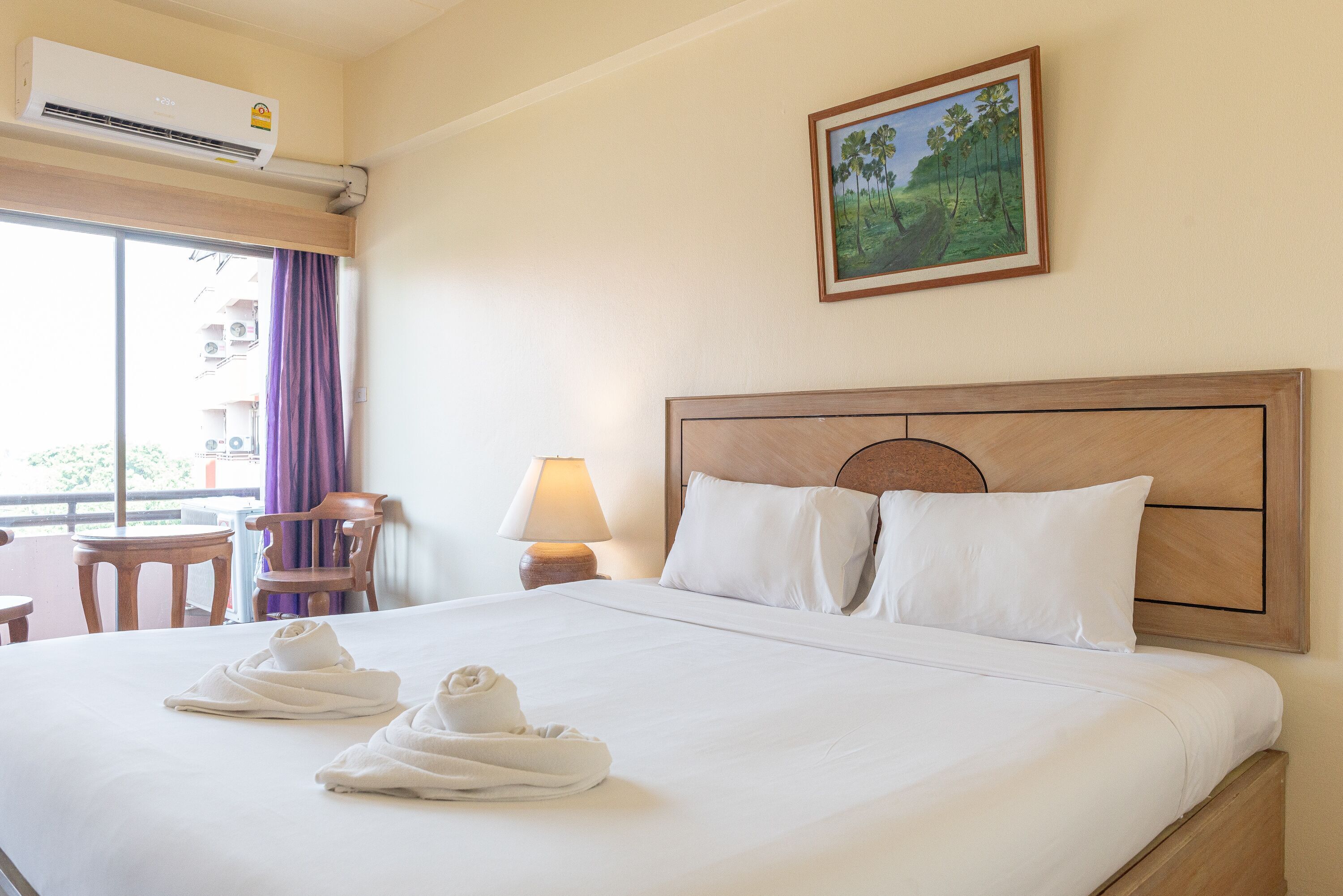 Escritorio, cortinas blackout, wifi gratis y ropa de cama 