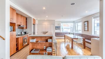 Appartement, 5 chambres | Coin séjour | Télévision LCD