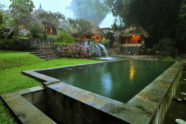 Outdoor spa tub