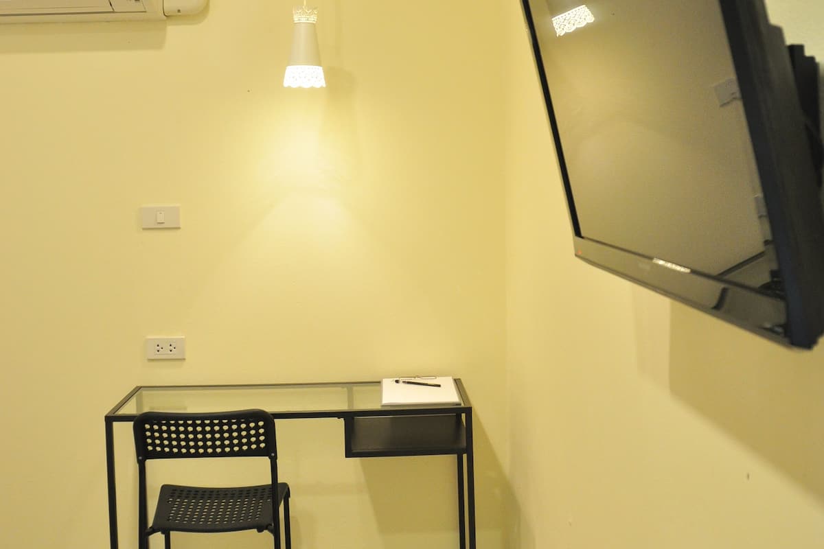 Doppia Grand | Biancheria da letto ipoallergenica, una scrivania, postazione laptop
