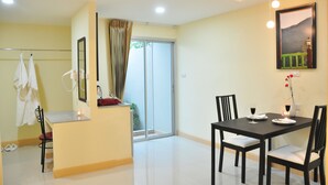 Grand Deluxe Double Room | In-room dining