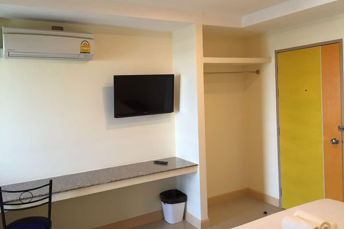 Doppia Standard | Biancheria da letto ipoallergenica, una scrivania, postazione laptop