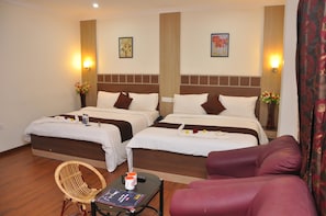 Standard Double or Twin Room, Private Bathroom | Peti besi dalam bilik, meja