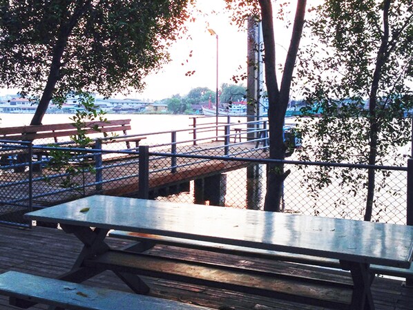 Outdoor dining - Baan Siriporn Resort (Samut Songkhram)