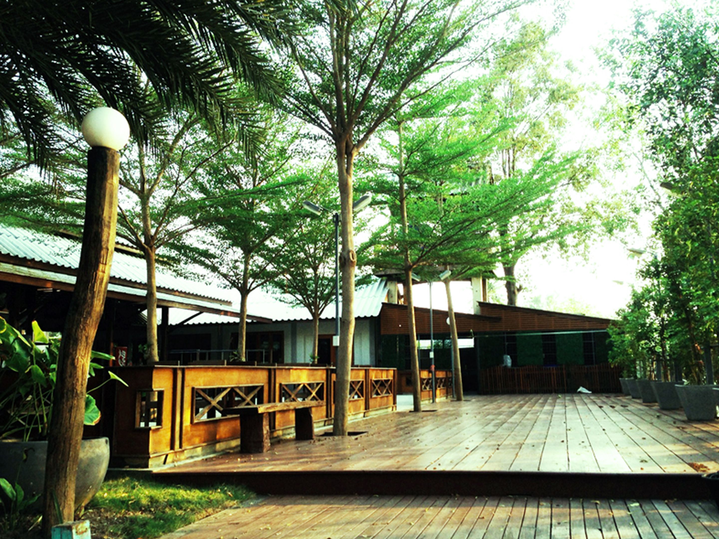 สนามรอบบริเวณ