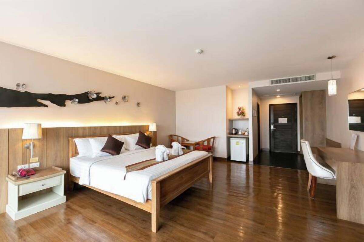 Premium bedding, minibar, in-room safe, desk