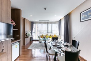 ห้องสวีท, 1 ห้องนอน | บริเวณนั่งเล่น | ทีวีจอแอลซีดี 32 นิ้ว พร้อมช่องเคเบิล, ทีวี