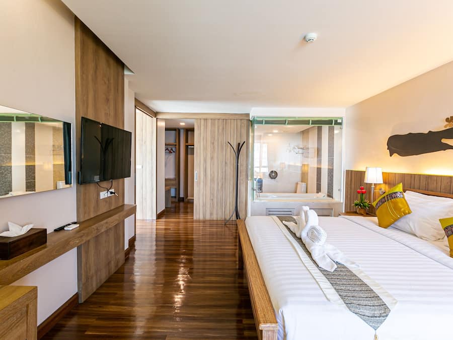 Suite, 1 kamar tidur | Seprai premium, minibar, dan brankas