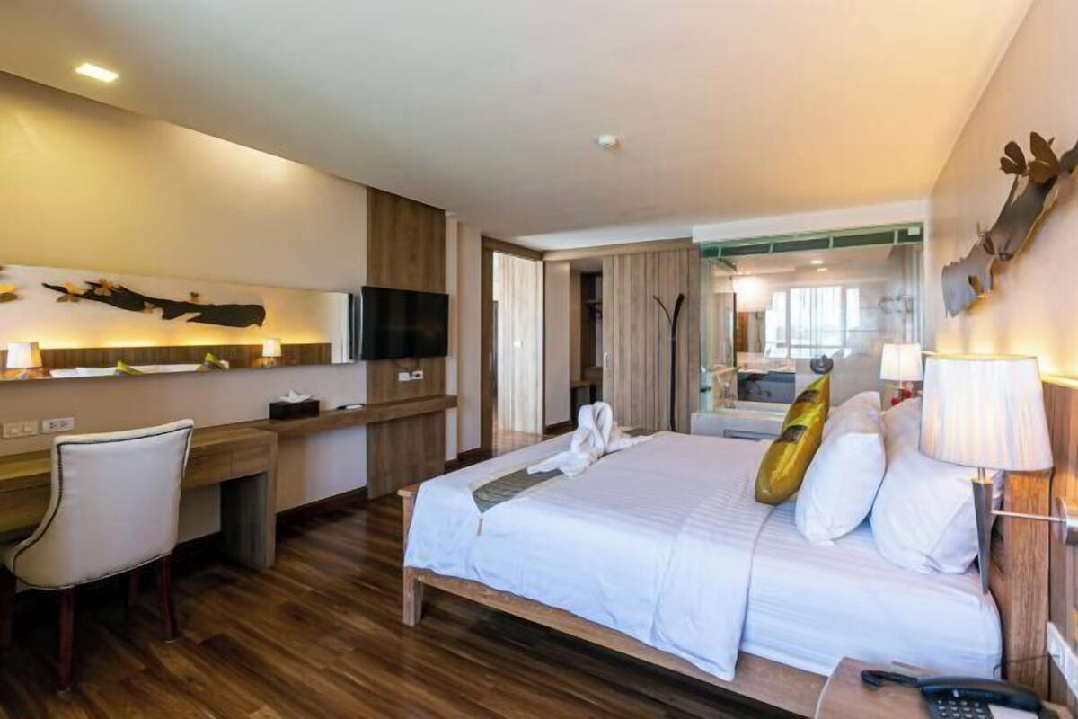 Premium bedding, minibar, in-room safe, desk