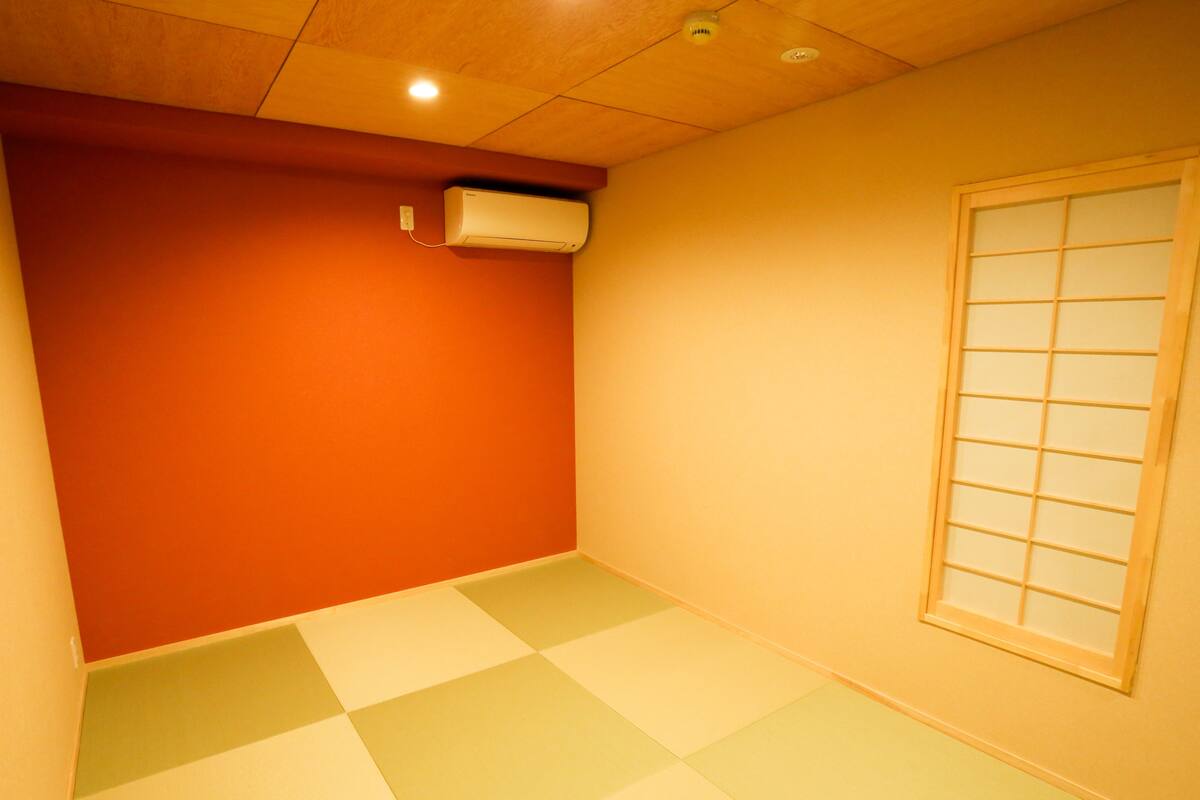 Traditional Room, 1 Bedroom | 2 bedrooms, minibar (free items), in-room safe, desk