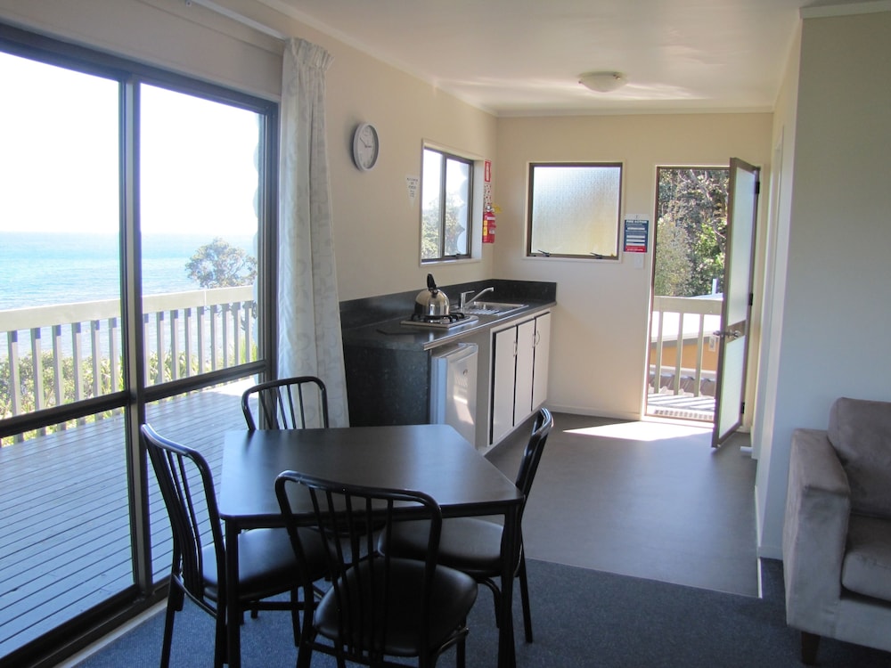 Tipi & Bobs Waterfront Lodge by null