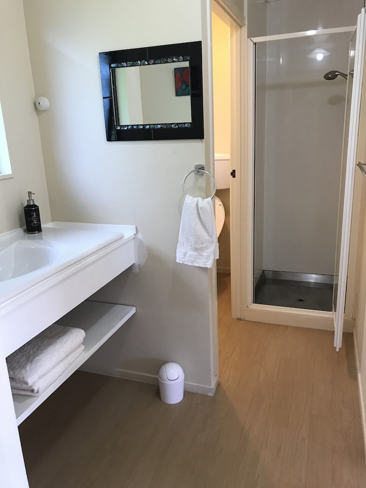 Tipi & Bobs Waterfront Lodge by null