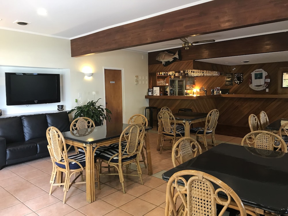 Tipi & Bobs Waterfront Lodge by null