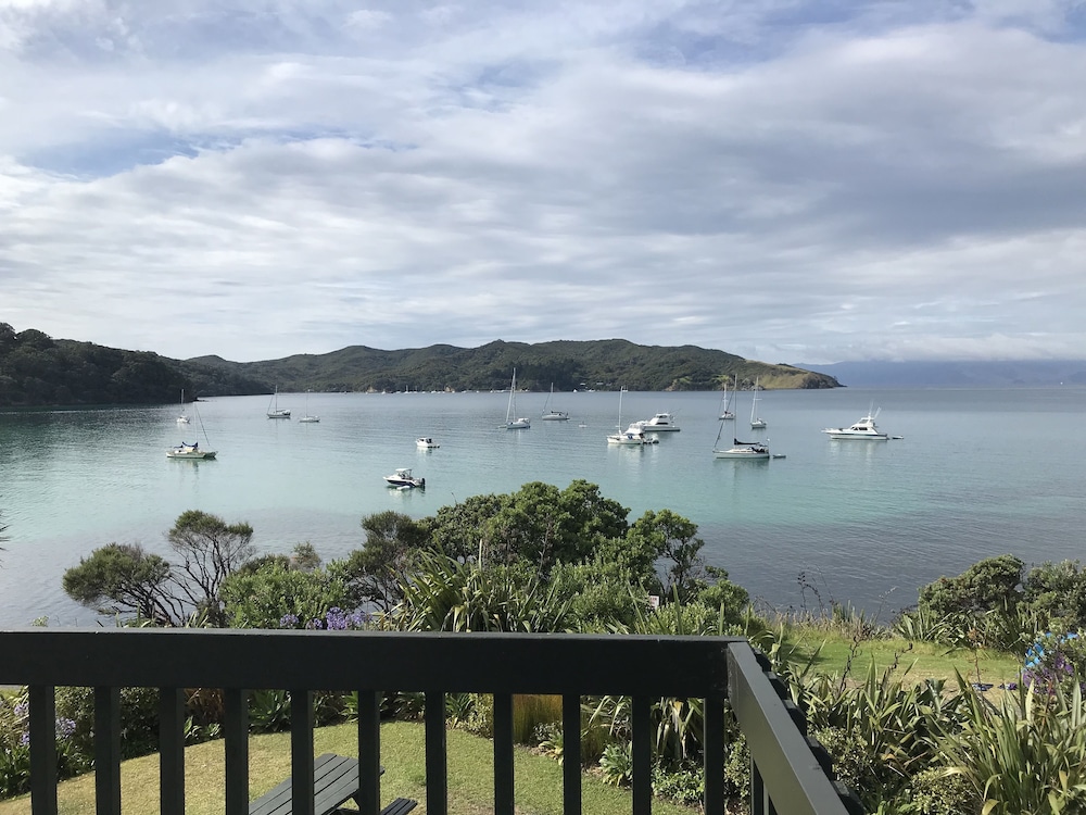 Tipi & Bobs Waterfront Lodge by null