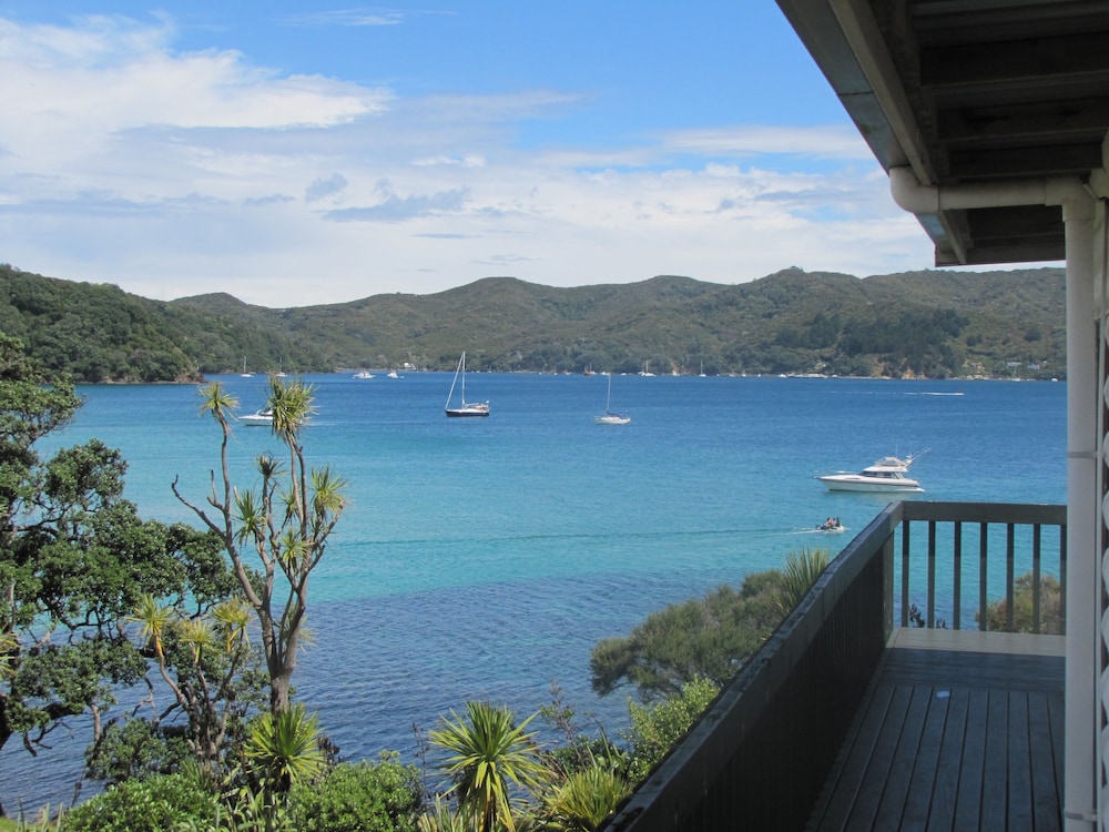 Tipi & Bobs Waterfront Lodge by null