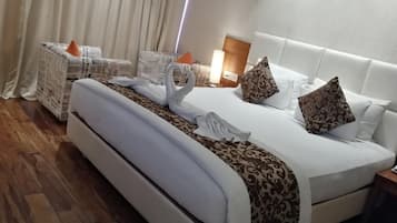 Minibar, in-room safe, desk, iron/ironing board