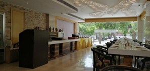 International cuisine, alfresco dining