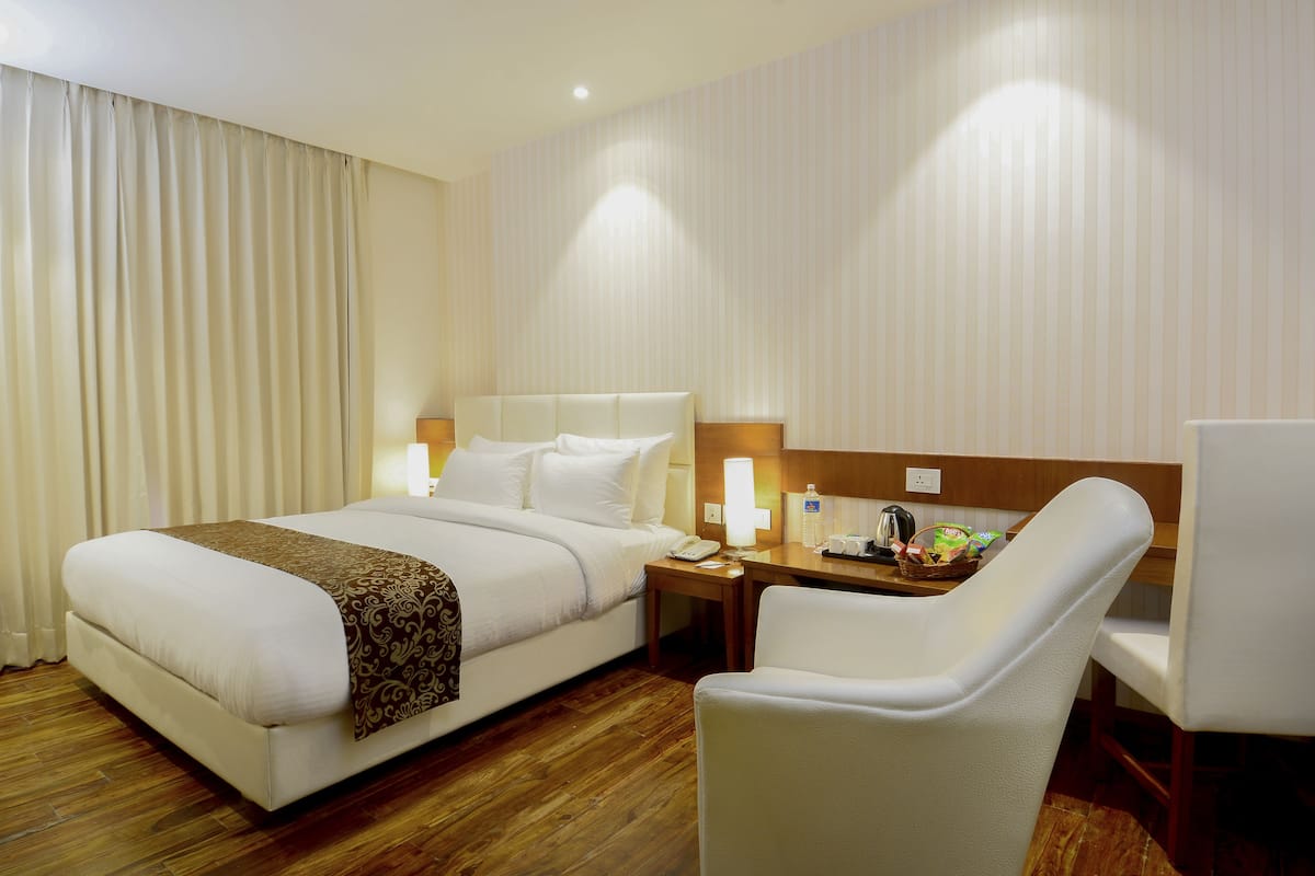 Deluxe tweepersoonskamer, 1 queensize bed | Een minibar, een kluis op de kamer, een bureau