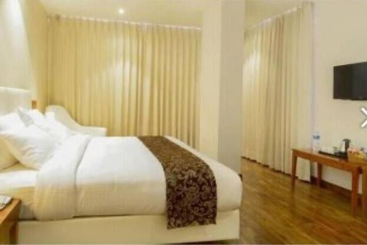 Minibar, in-room safe, desk, iron/ironing board (on request)