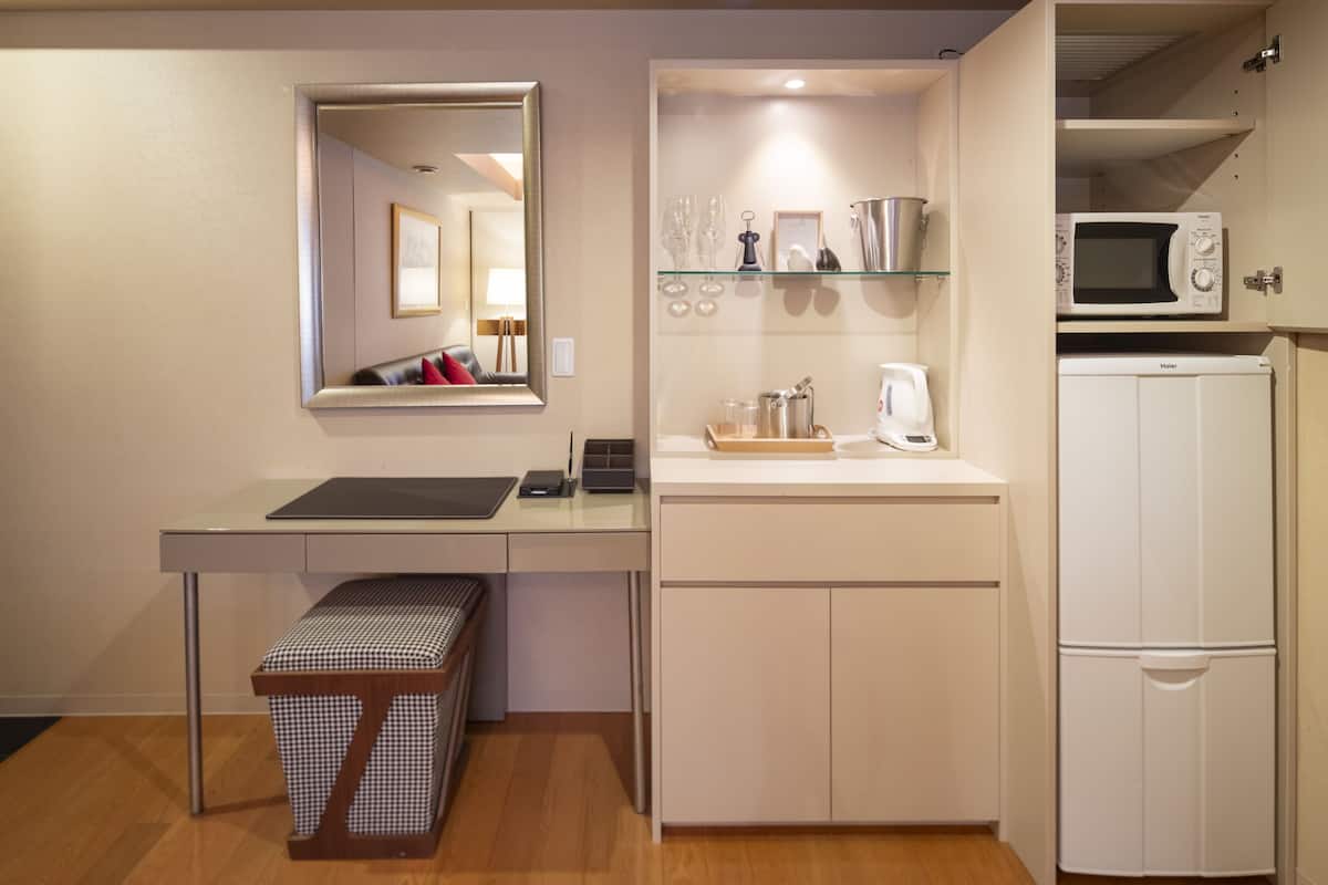 suite, non smoking | living area | flat-screen tv