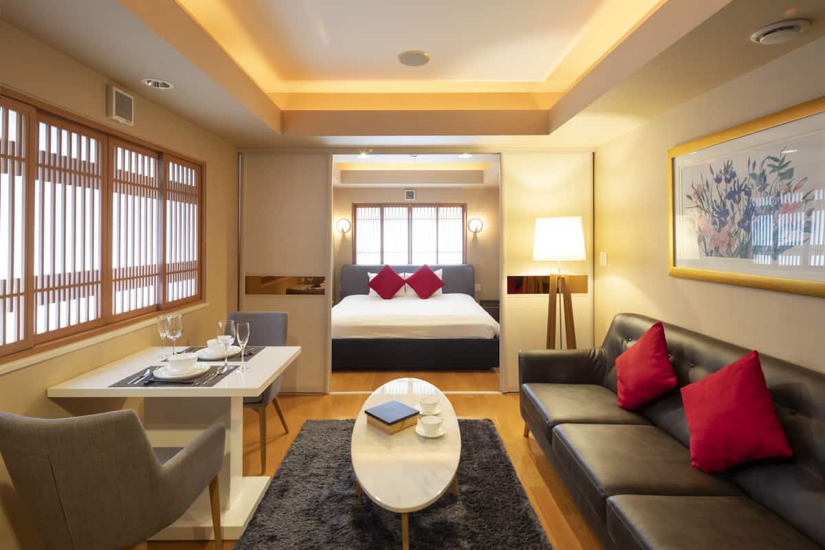 suite, non smoking | 1 bedroom, desk, iron/ironing board, free wifi