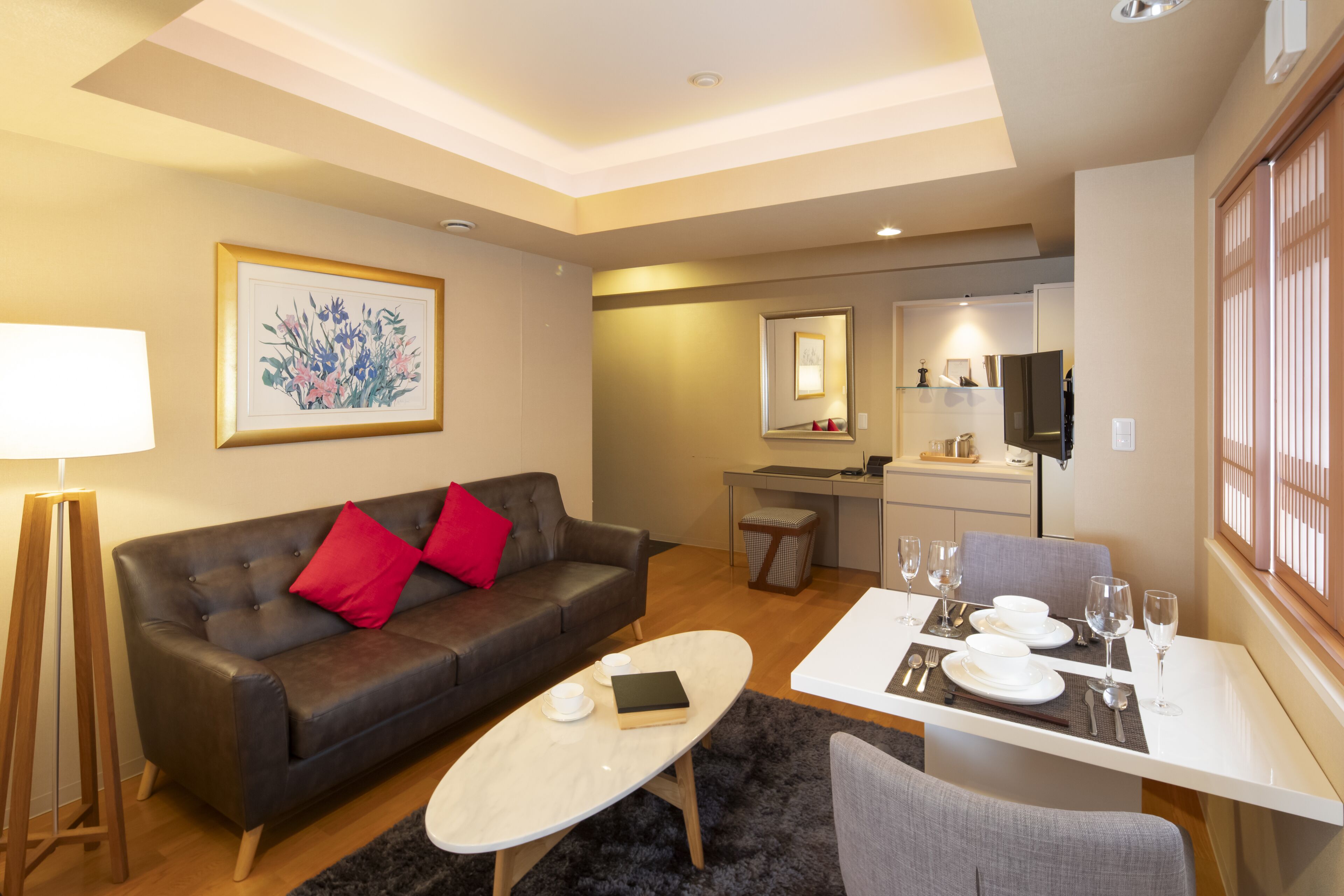 suite, non smoking | 1 bedroom, desk, iron/ironing board, free wifi