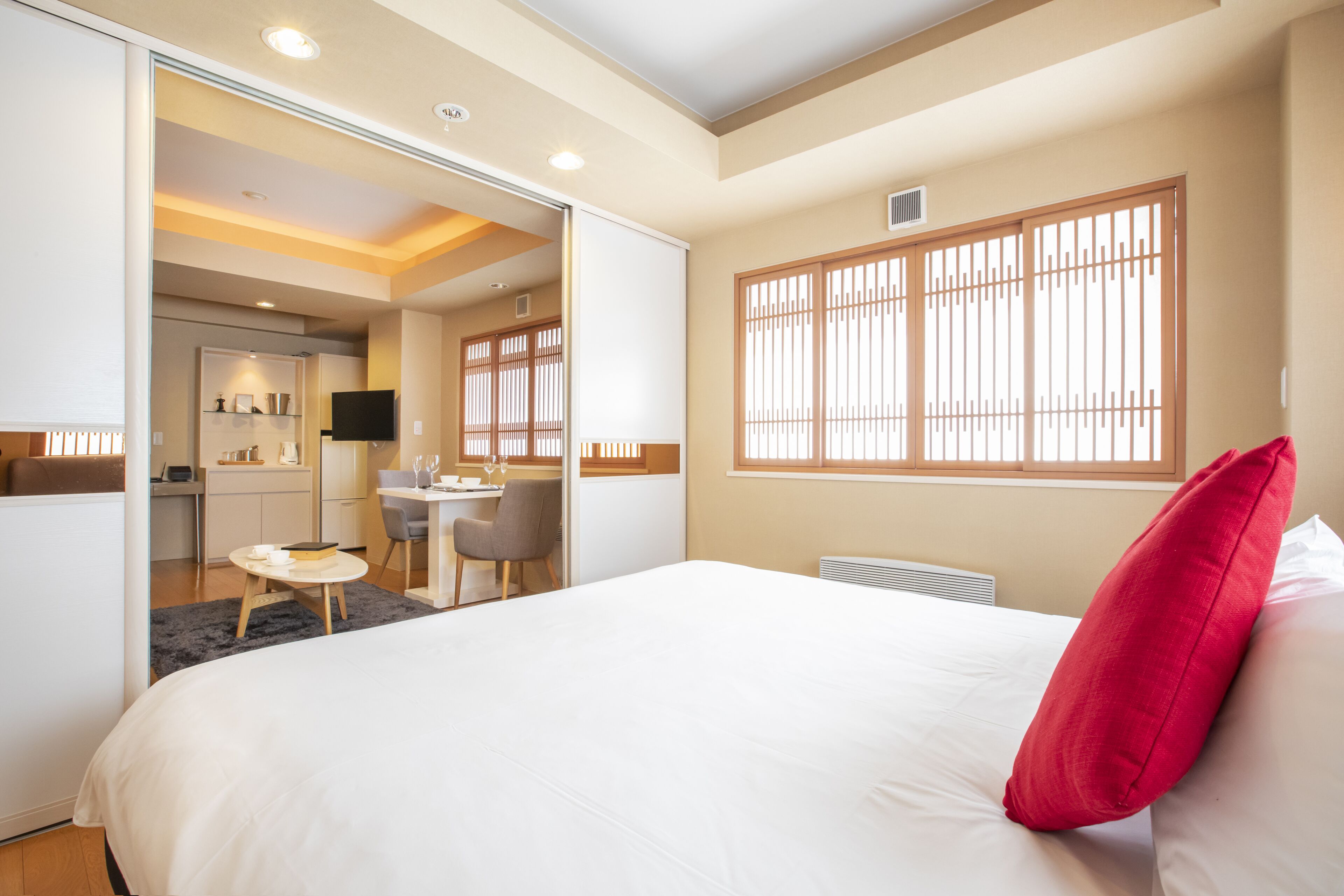 suite, non smoking | 1 bedroom, desk, iron/ironing board, free wifi