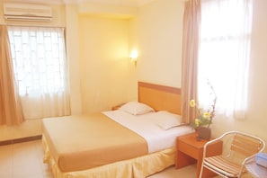 Deluxe Room | In-room safe, desk, rollaway beds, free WiFi - Standard Hotel (Batam)