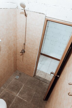 Slaapzaal | Badkamer | Een douche, handdoeken
