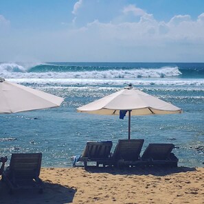 Platja a a prop, platja de sorra blanca i gandules de platja 