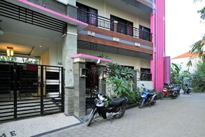 Free self parking, free valet parking - Ramantika Bali House (Jimbaran)