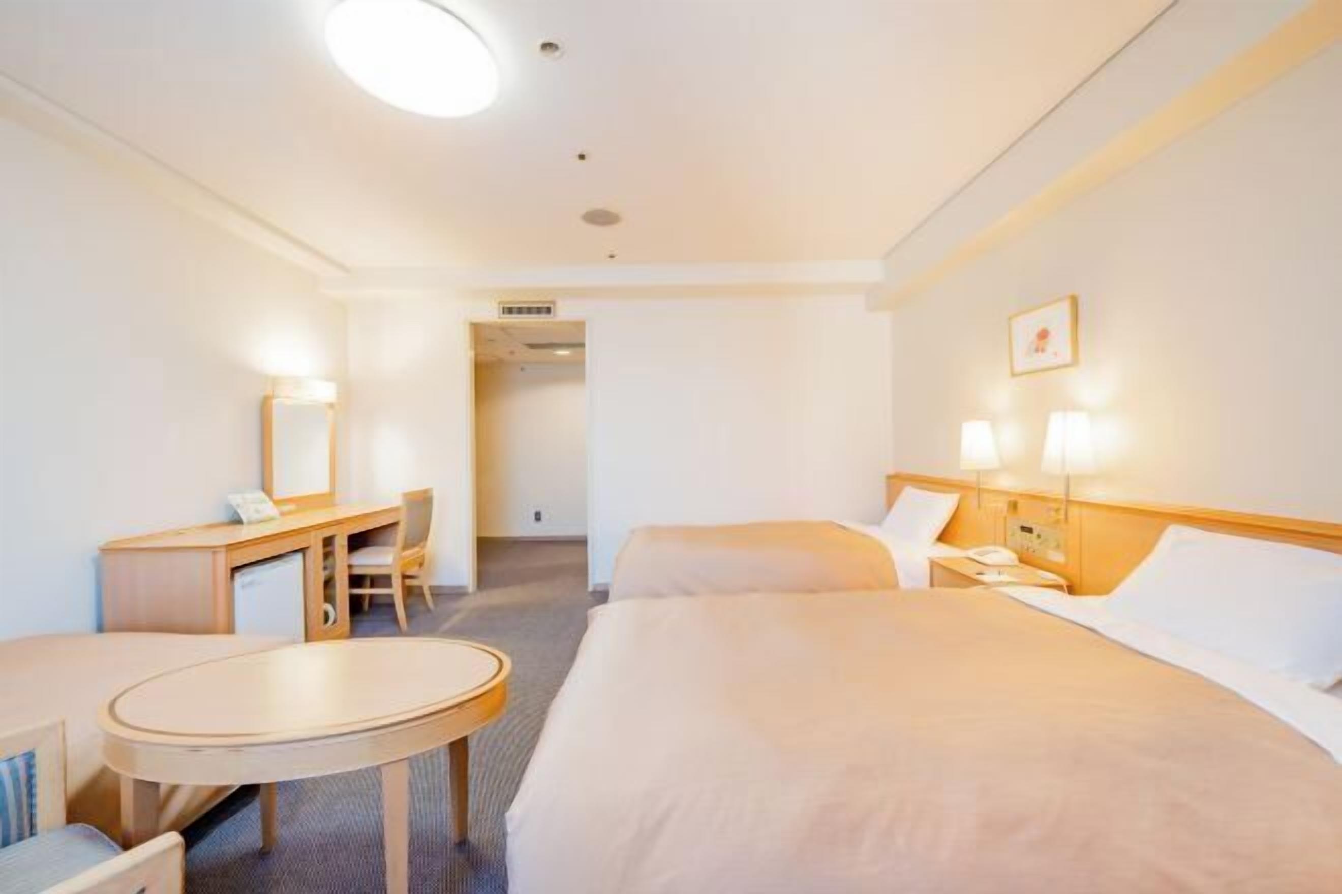 Escritorio, cortinas blackout y tabla de planchar con plancha 