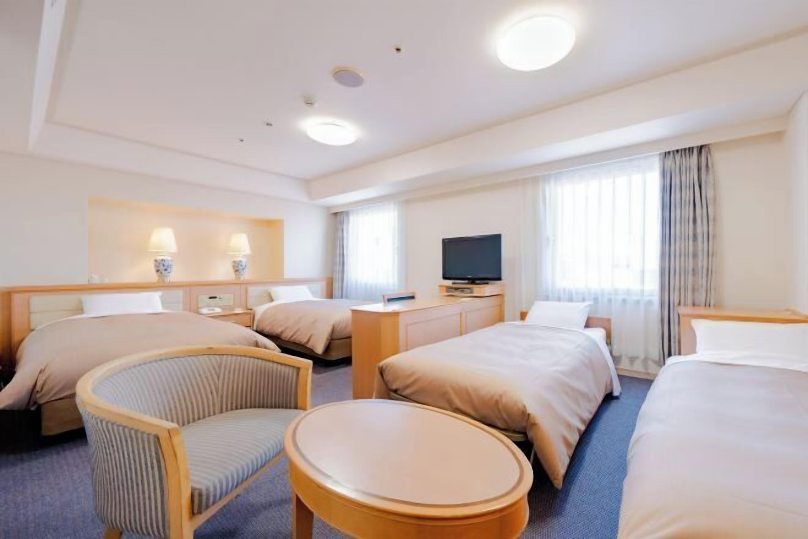 Escritorio, cortinas blackout y tabla de planchar con plancha 