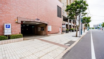 Self parking (JPY 600 per night), valet parking (JPY 600 per night)