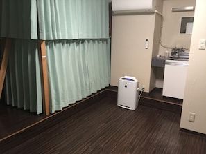 In-room safe, blackout curtains, free WiFi - Yokohama Central Hostel (Yokohama)