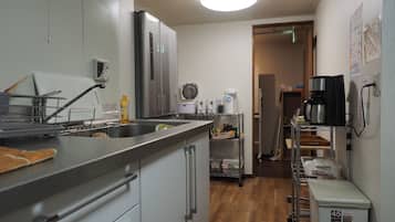 Nevera en la zona común y microondas en la zona común