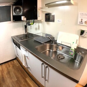 Fridge, microwave - Yokohama Central Hostel (Yokohama)