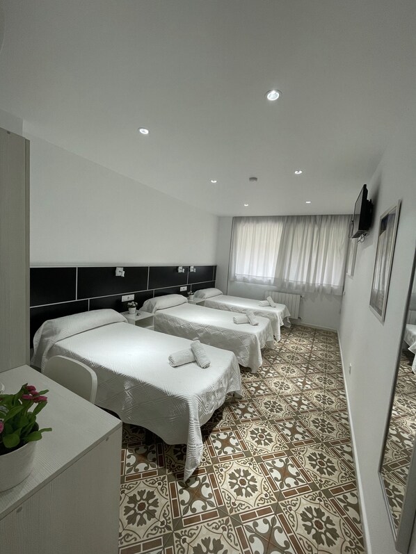 Comfort Triple Room, 3 Twin Beds, Ensuite, Park View | Premium bedding, in-room safe, individually decorated - Hostal Nova (Barcelona)