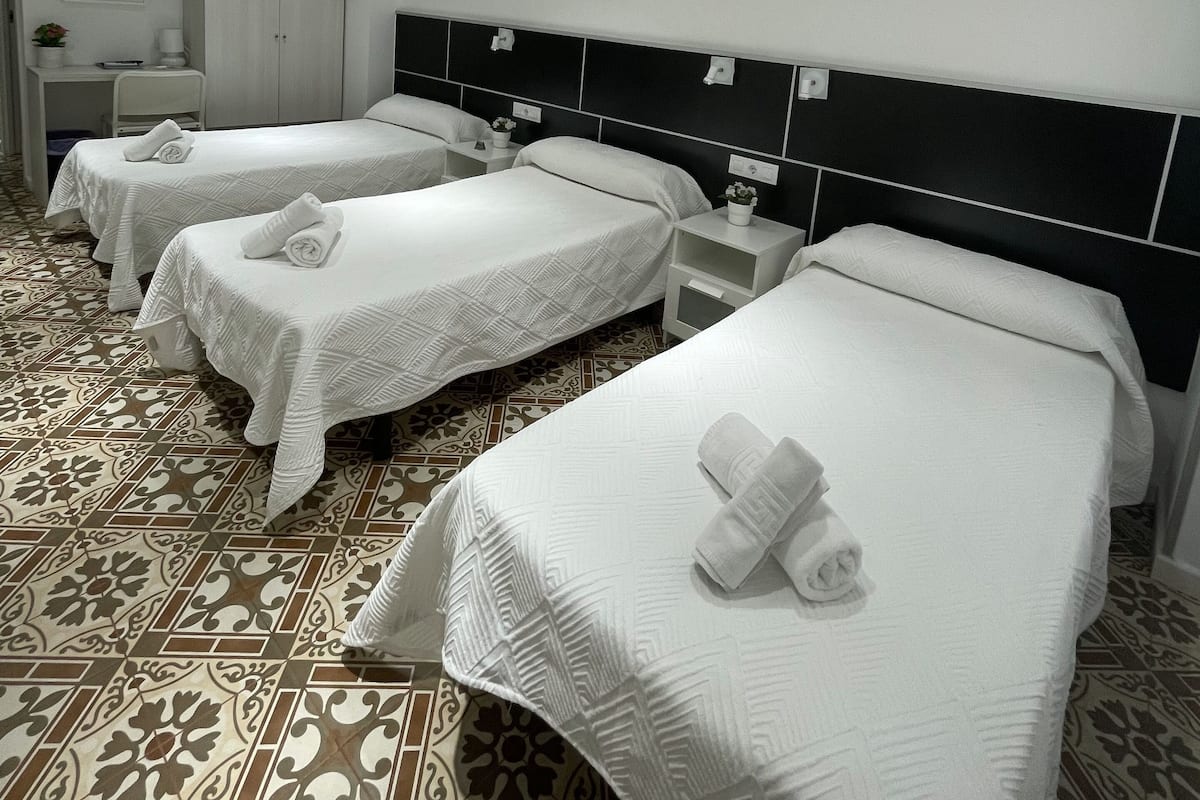 Comfort Triple Room, 3 Single Beds, Ensuite, Park View | Premium bedding, in-room safe, individually decorated